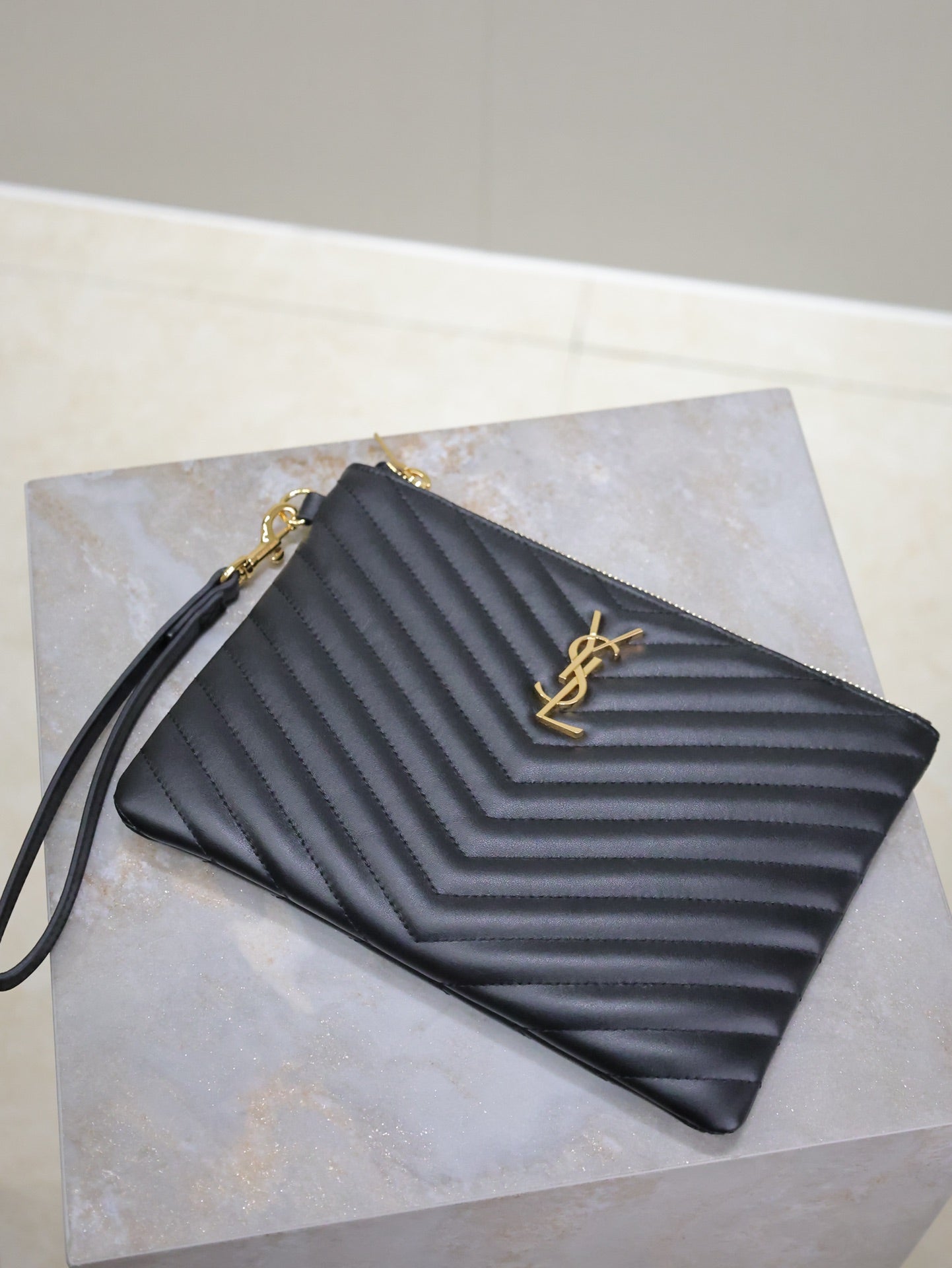 CLUTCH 24 IN BLACK QUILTED CALFSKIN GOLD BUCKLE mysite