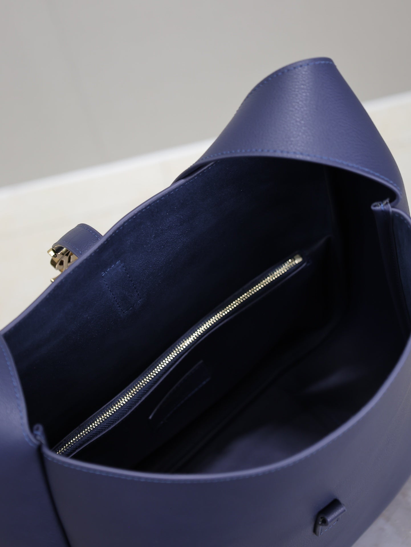 LE 5 À 7 LARGE BAG 31 IN BERRY BLUE LAMBSKIN mysite