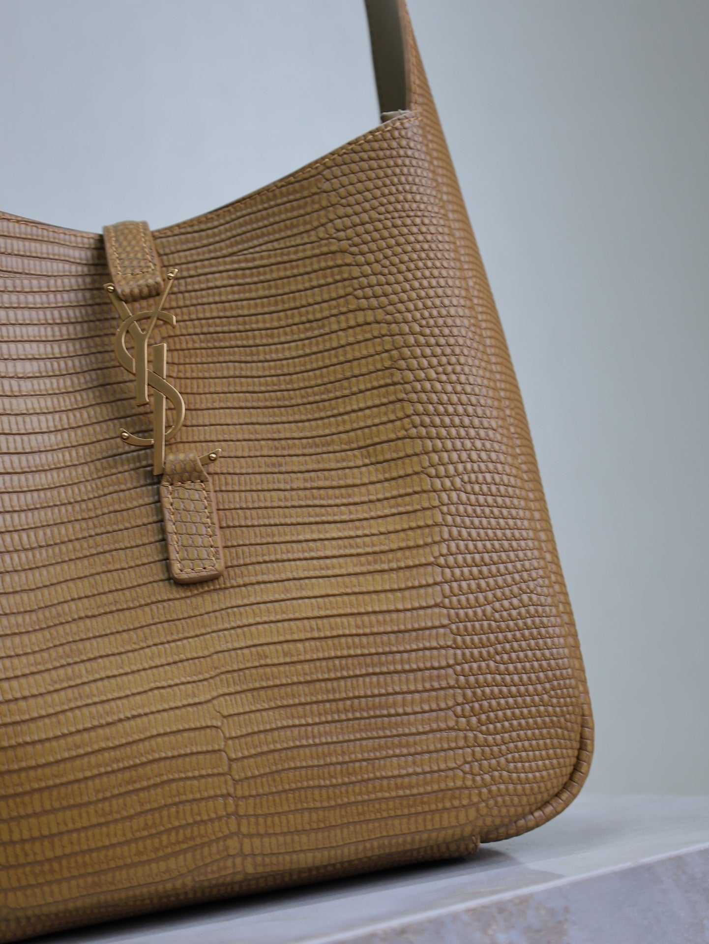 LE 5 À 7 SMALL SUPPLE 23 IN CIDER BROWN LIZARD-EMBOSSED CALFSKIN mysite