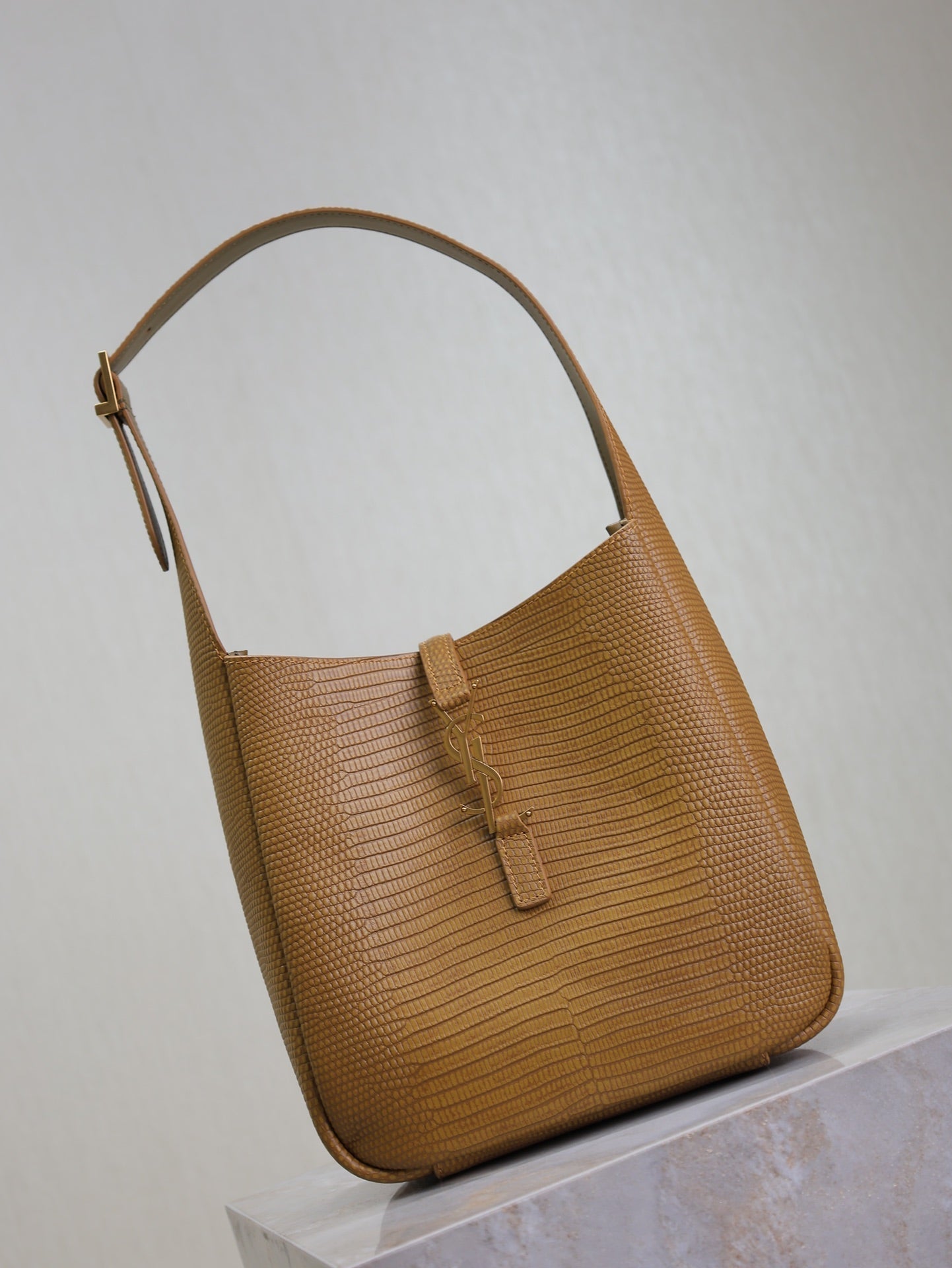 LE 5 À 7 SMALL SUPPLE 23 IN CIDER BROWN LIZARD-EMBOSSED CALFSKIN mysite