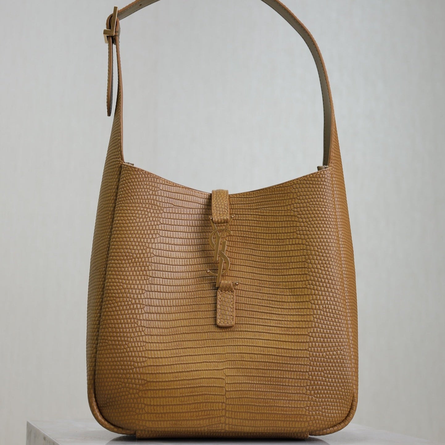 LE 5 À 7 SMALL SUPPLE 23 IN CIDER BROWN LIZARD-EMBOSSED CALFSKIN mysite