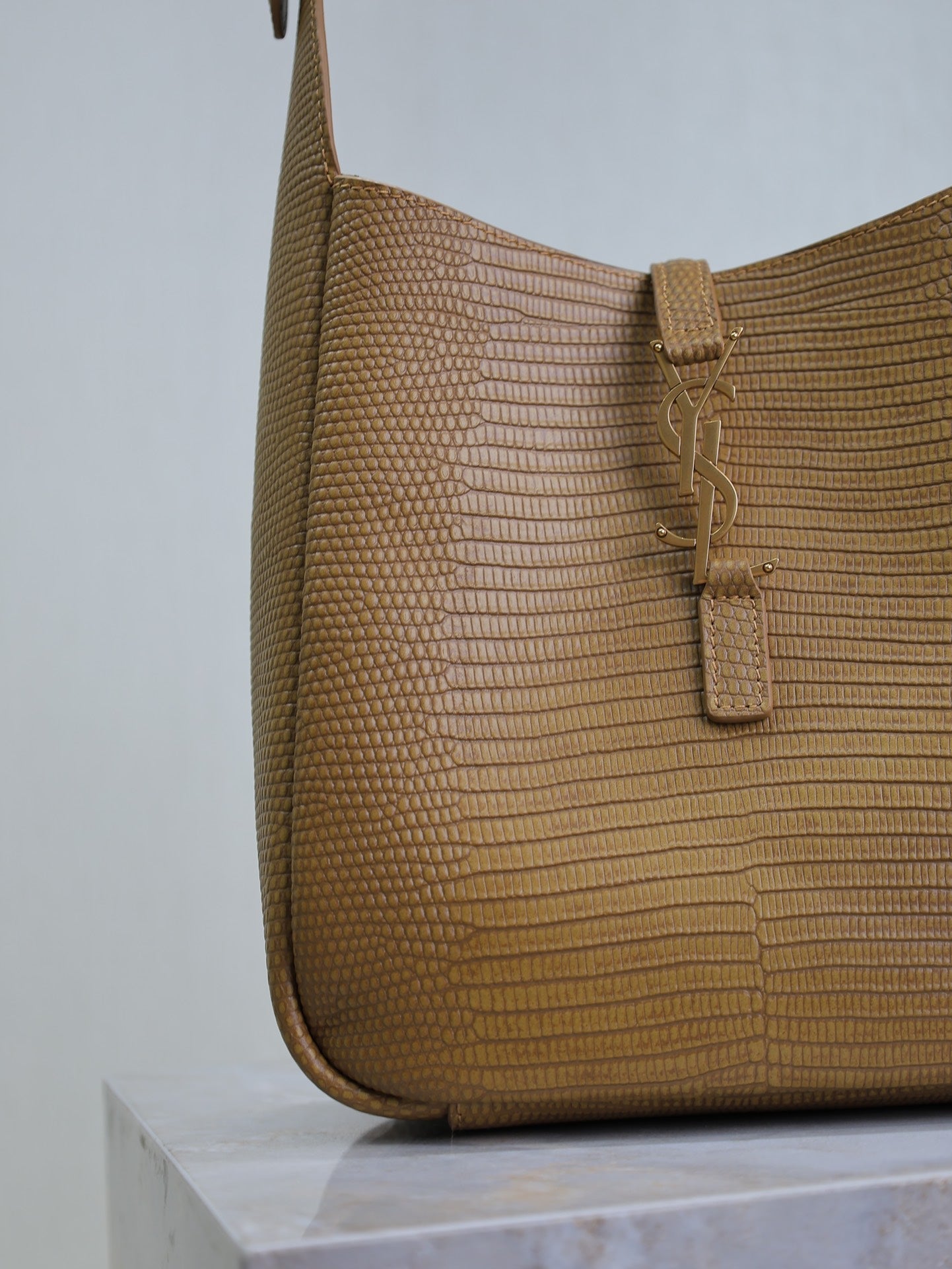 LE 5 À 7 SMALL SUPPLE 23 IN CIDER BROWN LIZARD-EMBOSSED CALFSKIN mysite