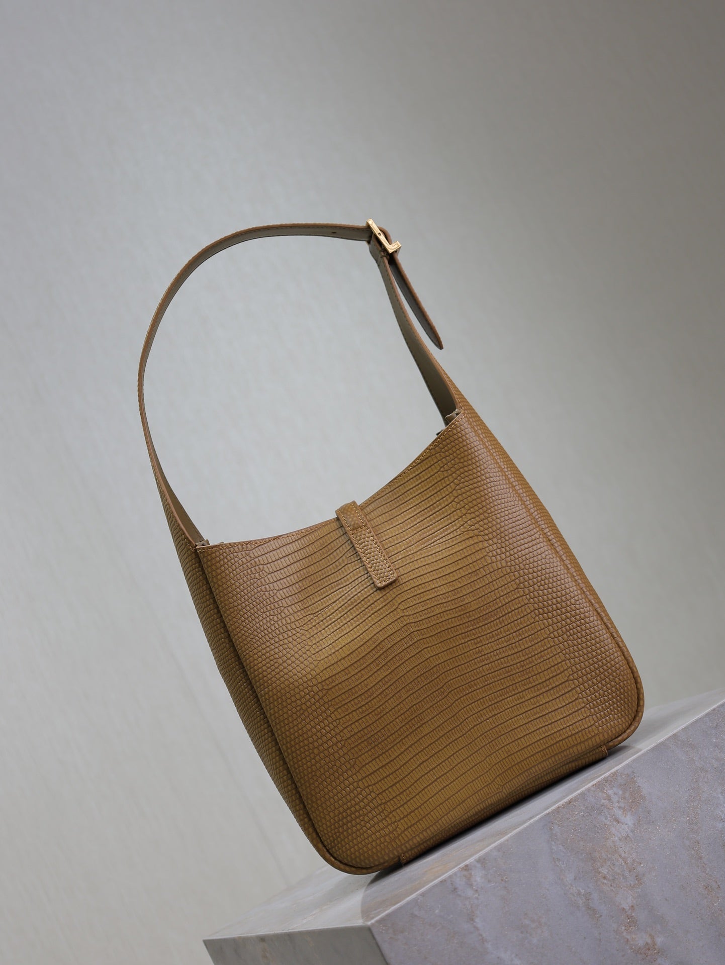 LE 5 À 7 SMALL SUPPLE 23 IN CIDER BROWN LIZARD-EMBOSSED CALFSKIN mysite