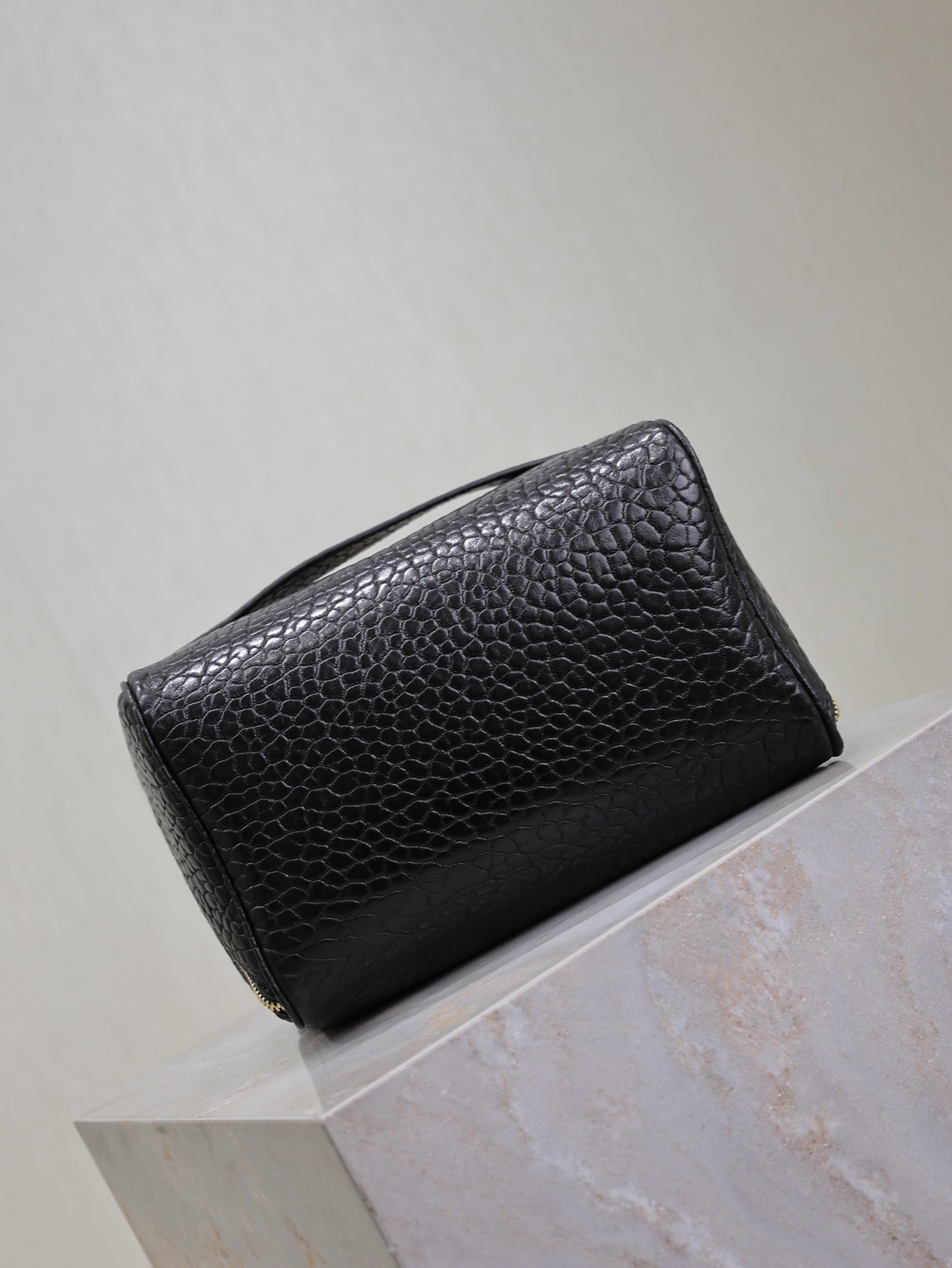 COMESTIC POUCH IN BLACK LAMBSKIN GOLD LOGO mysite