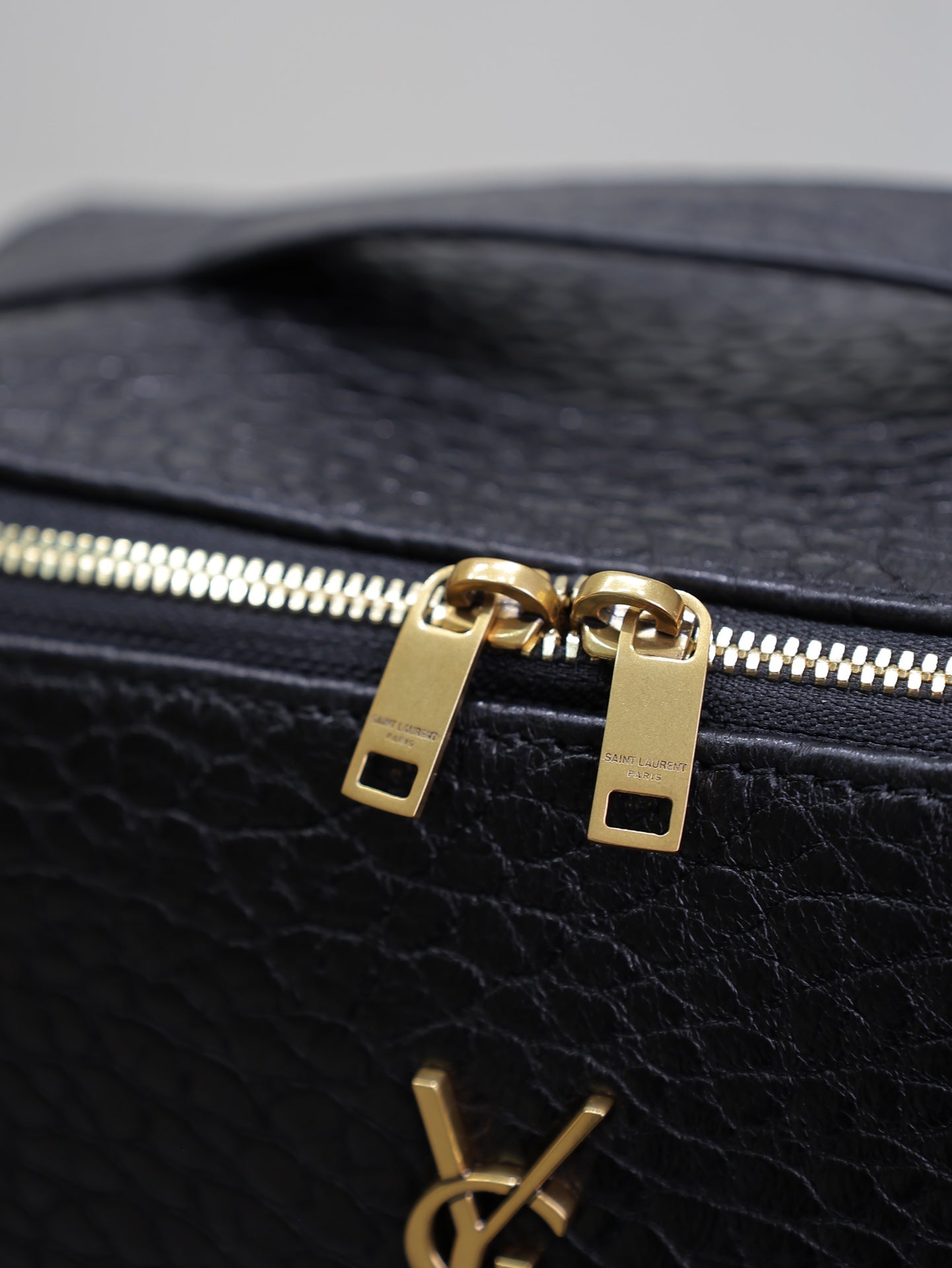 COMESTIC POUCH IN BLACK LAMBSKIN GOLD LOGO mysite