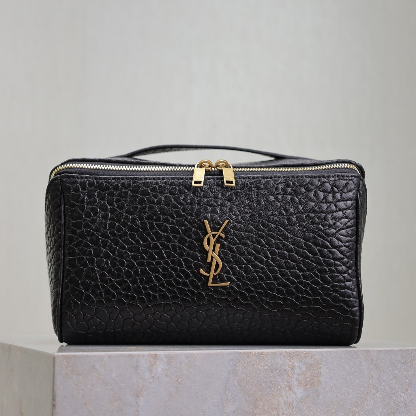 COMESTIC POUCH IN BLACK LAMBSKIN GOLD LOGO mysite