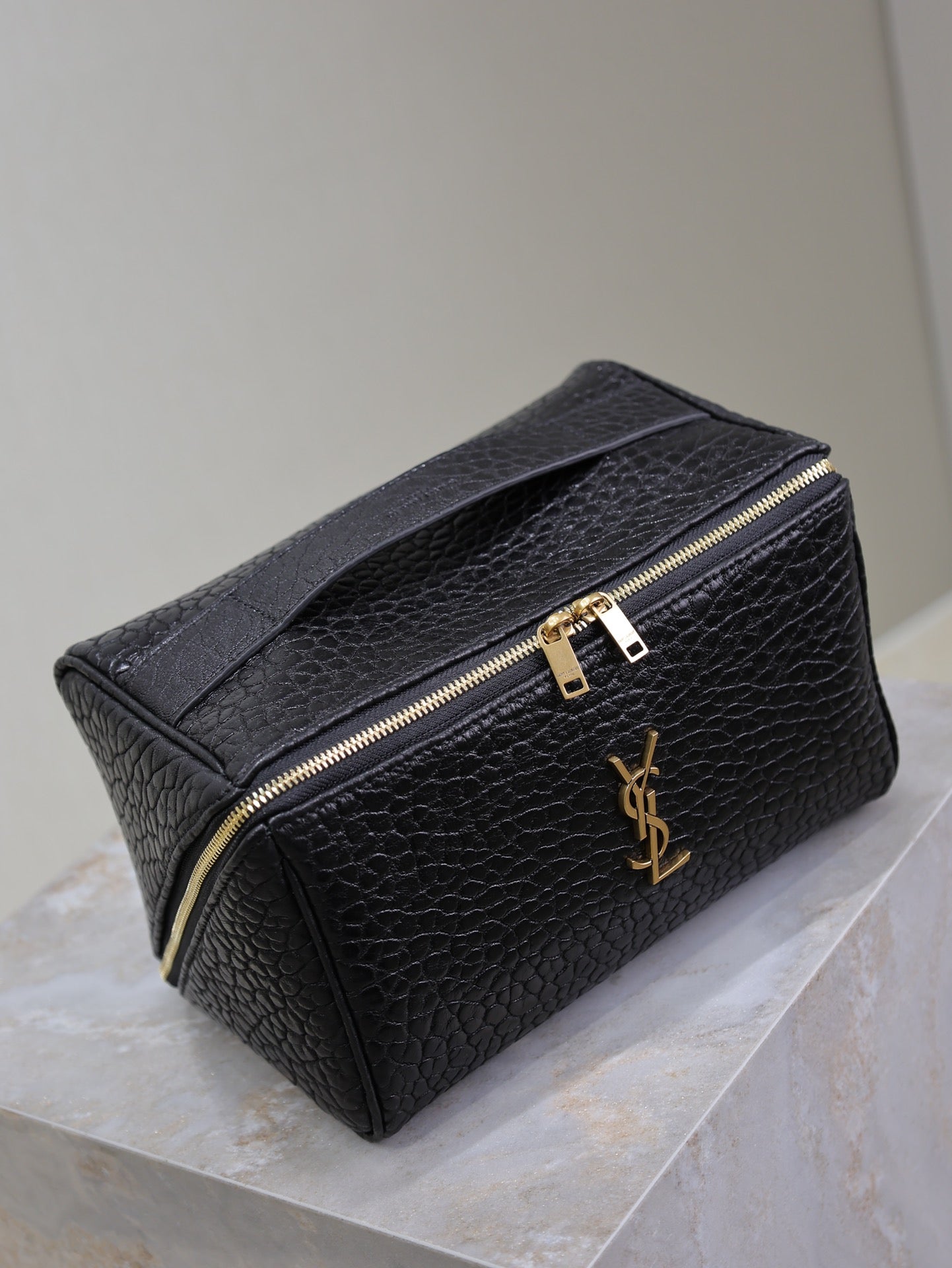 COMESTIC POUCH IN BLACK LAMBSKIN GOLD LOGO mysite