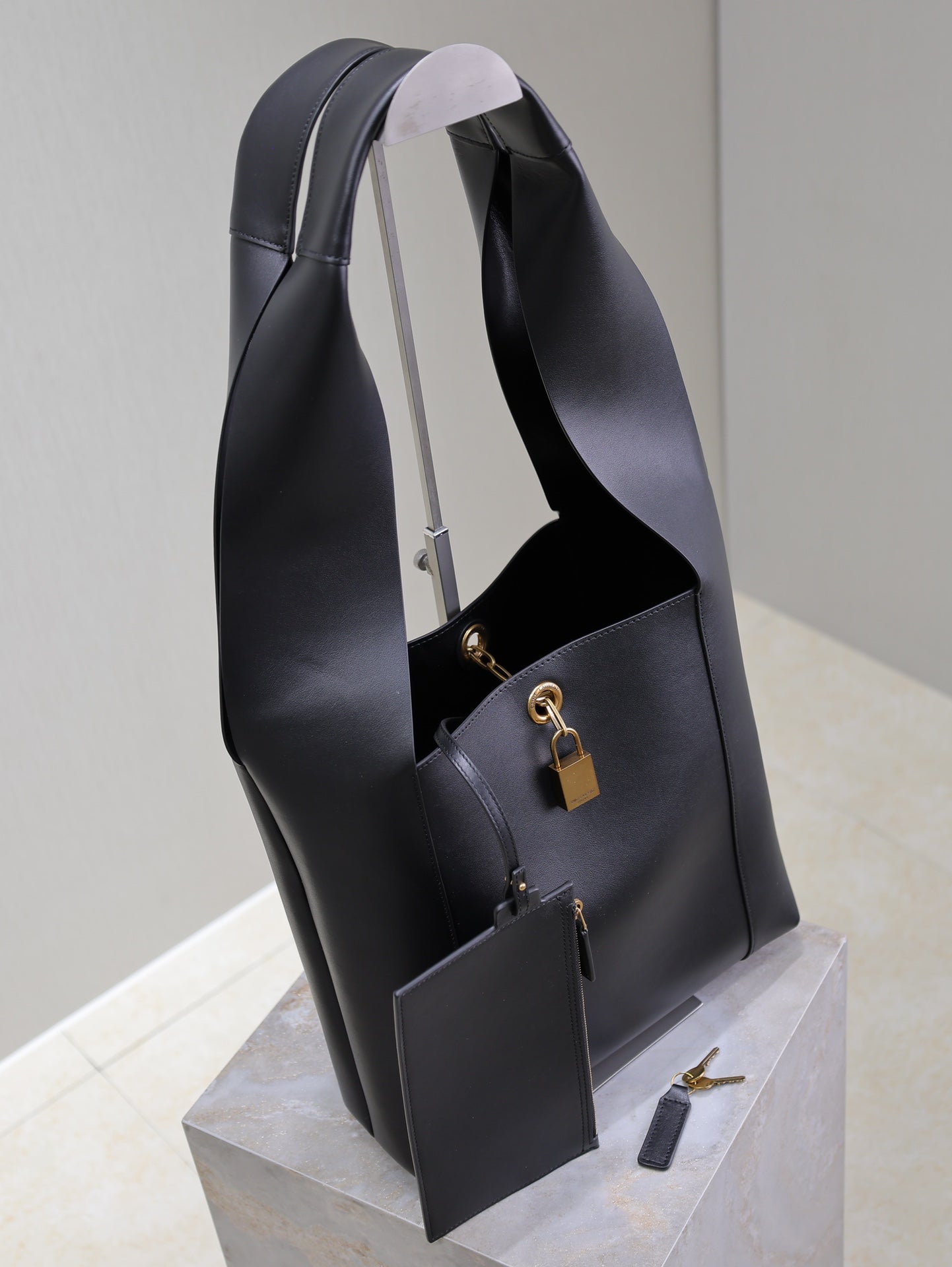 TANGER HOBO BAG 27 IN BLACK CALFSKIN mysite