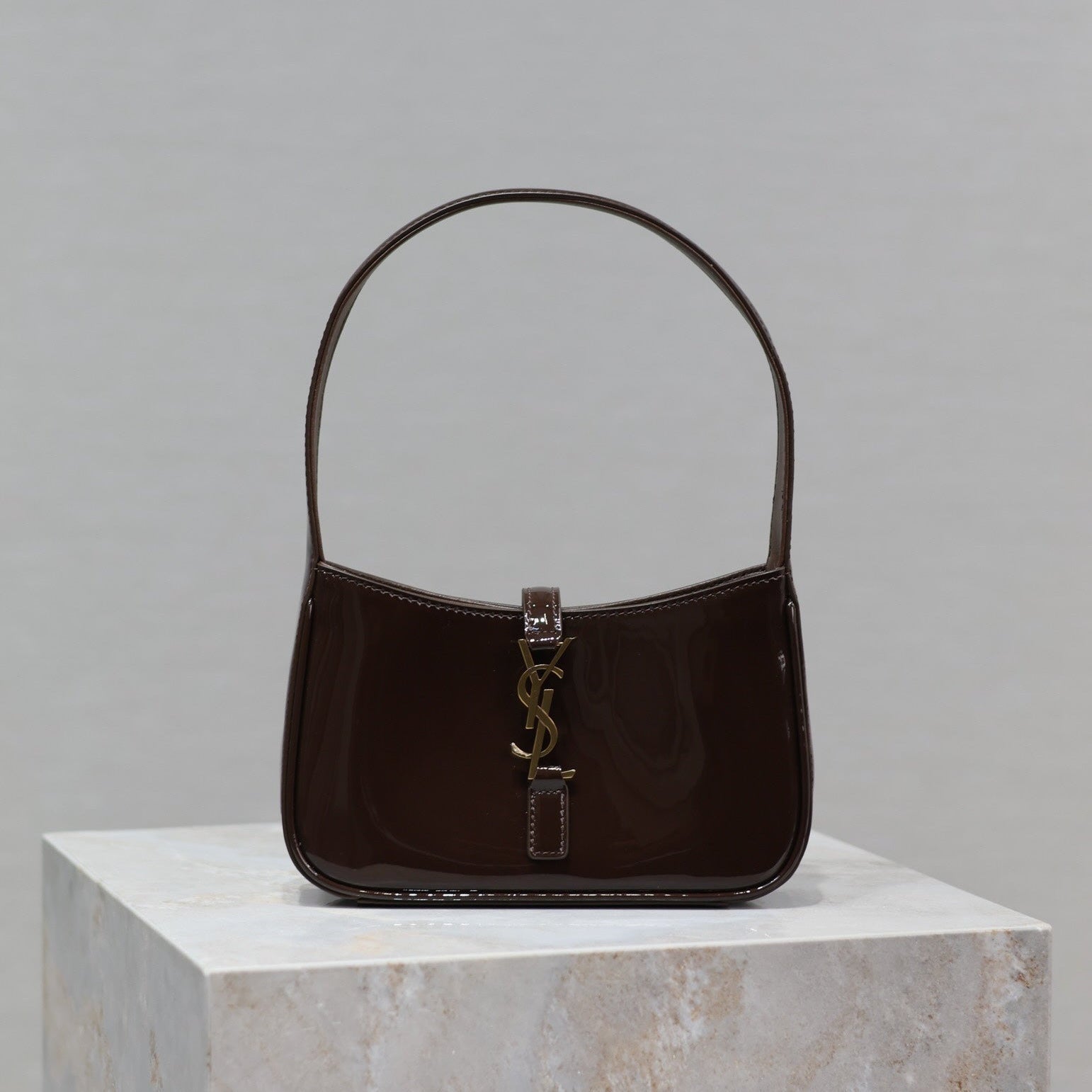 LE 5 À 7 MINI BAG 19 IN CHOCOLATE PATENT CALFSKIN GOLD LOGO mysite