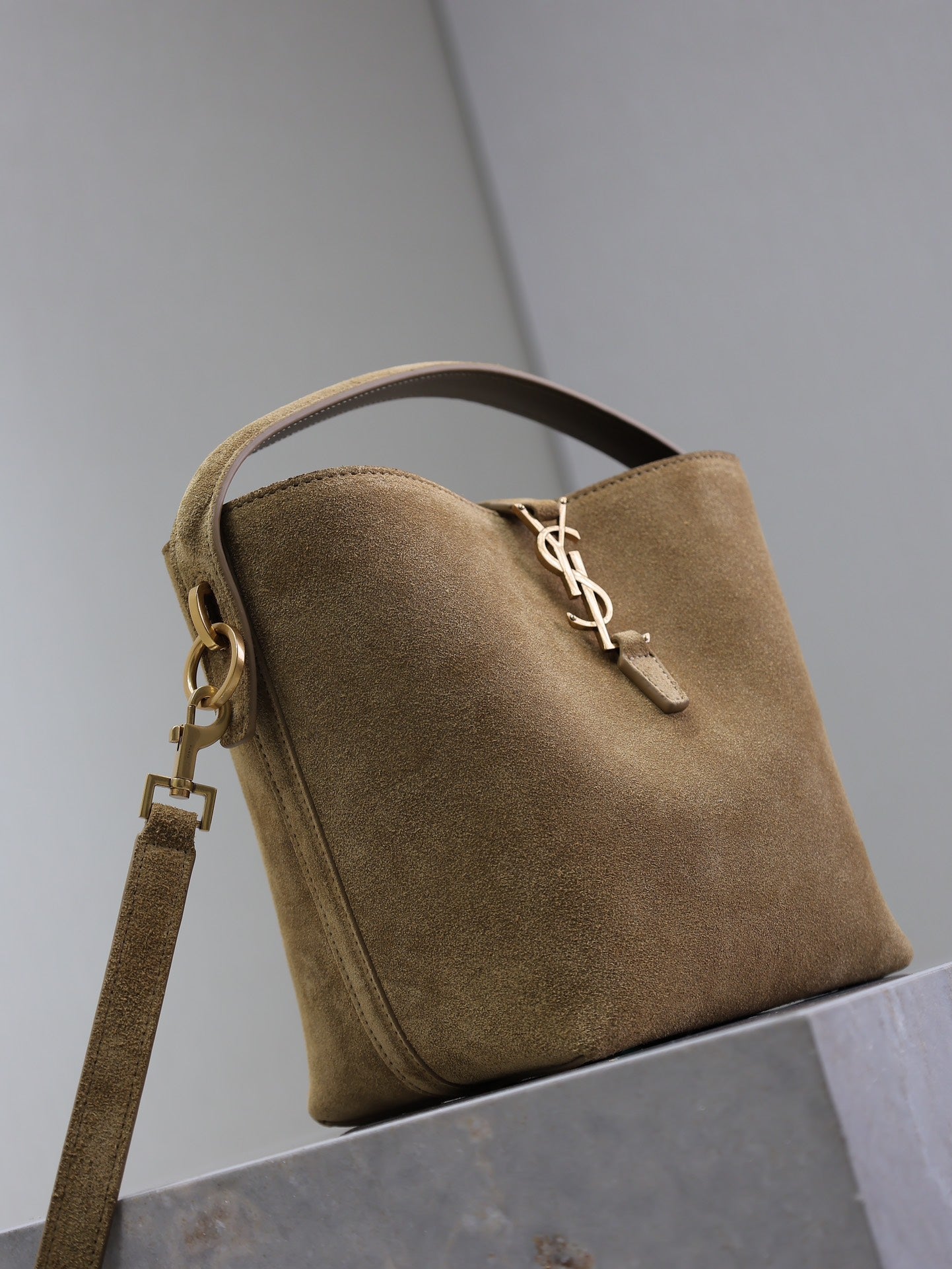 LE 37 SMALL BUCKET BAG 20 IN DIRT BROWN SUEDE mysite