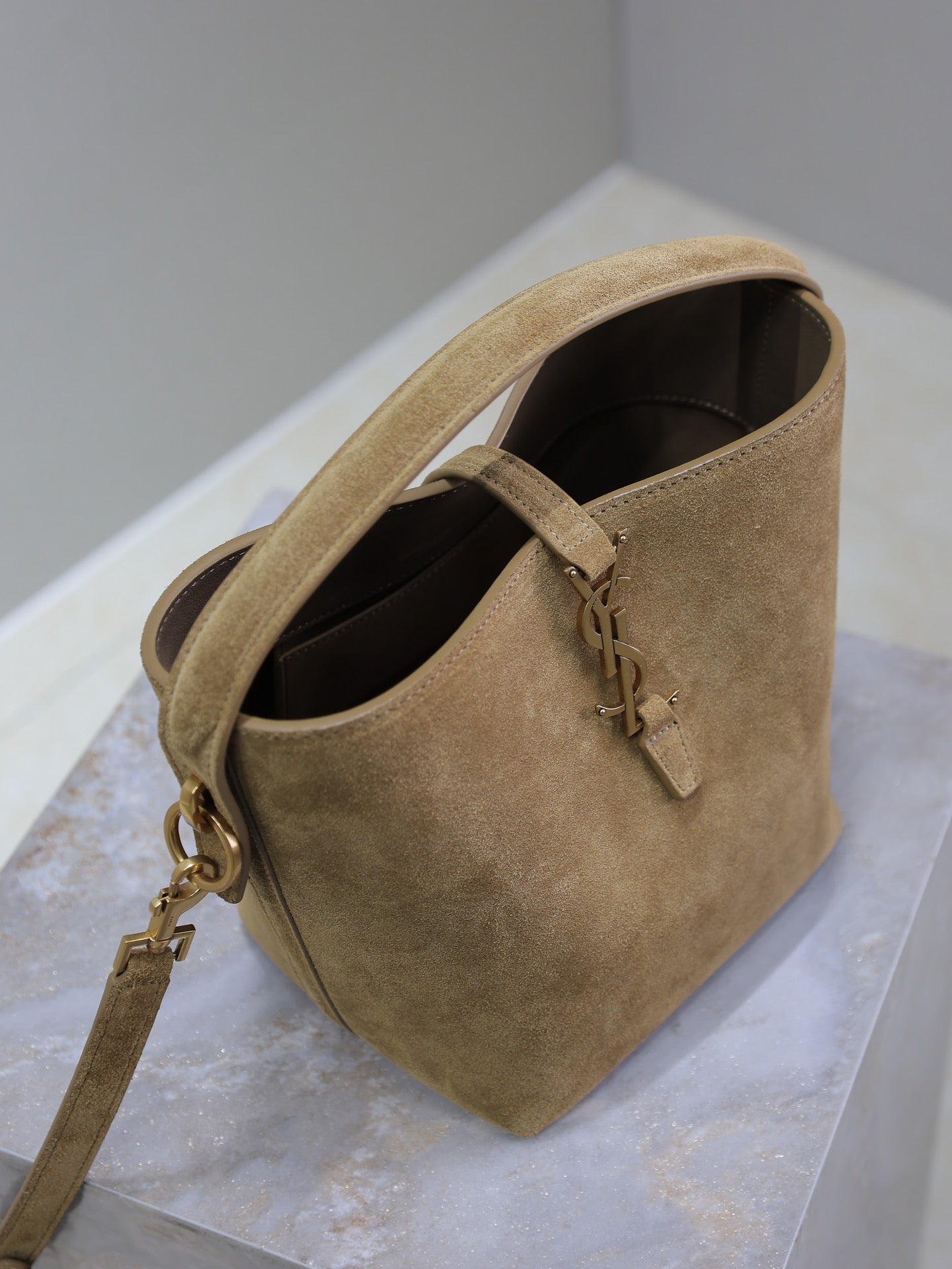 LE 37 SMALL BUCKET BAG 20 IN DIRT BROWN SUEDE mysite