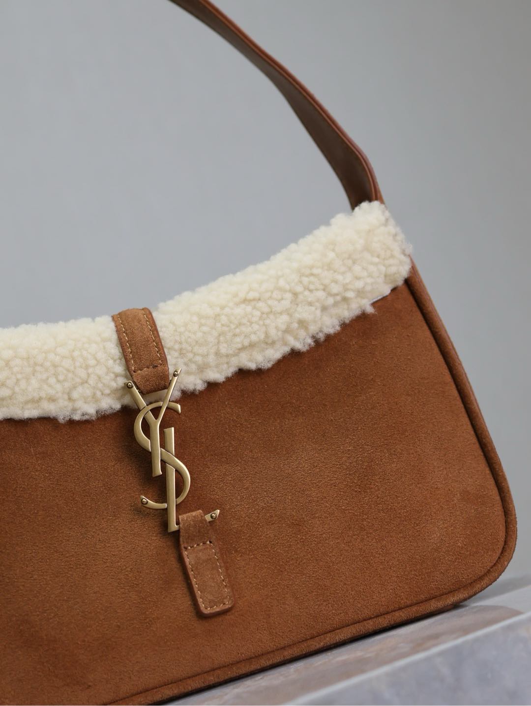 LE 5 À 7 SHOULDER BAG 25 IN BROWNIE SUEDE AND WHITE SHEARLING TRIM mysite