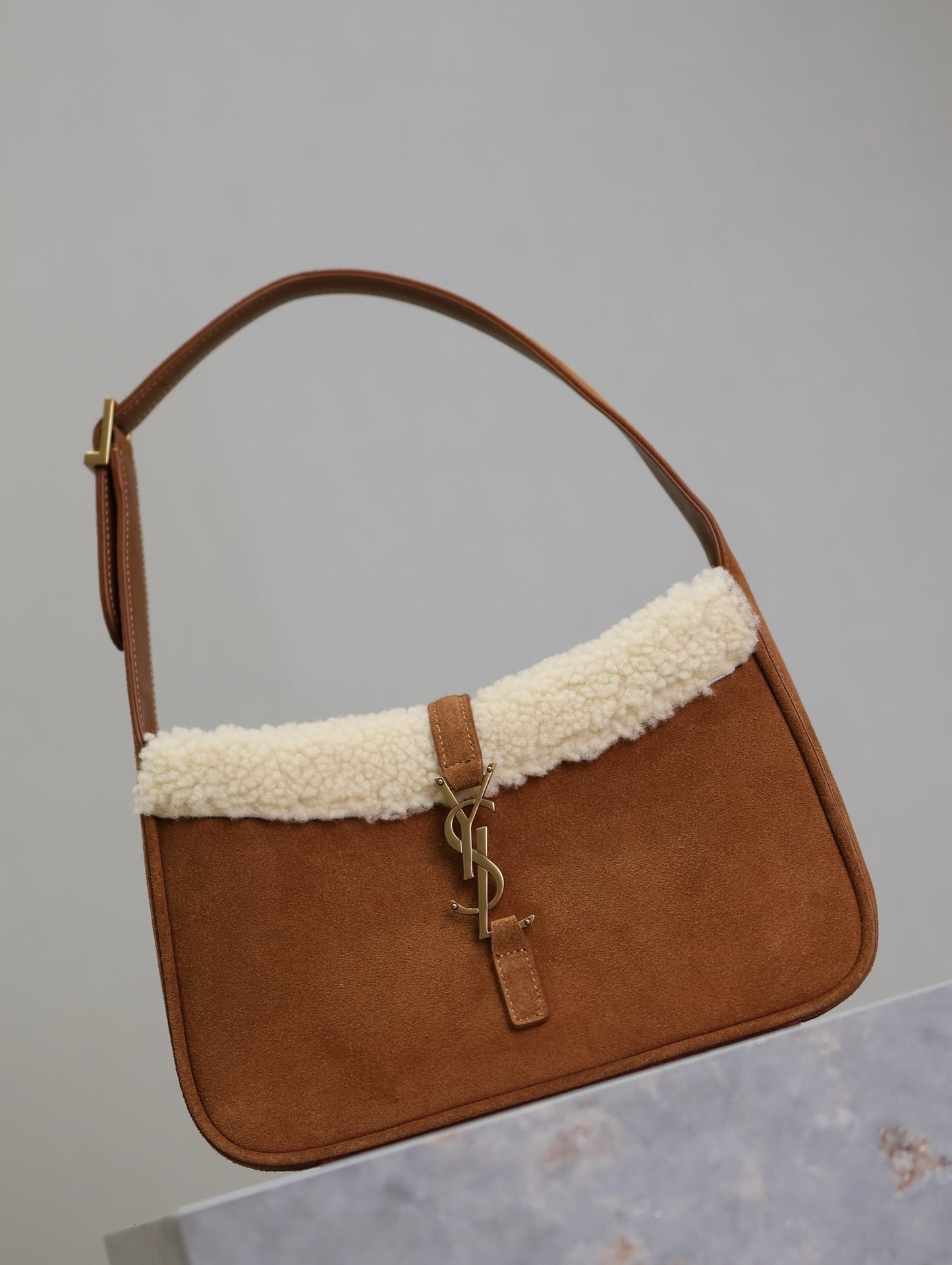 LE 5 À 7 SHOULDER BAG 25 IN BROWNIE SUEDE AND WHITE SHEARLING TRIM mysite