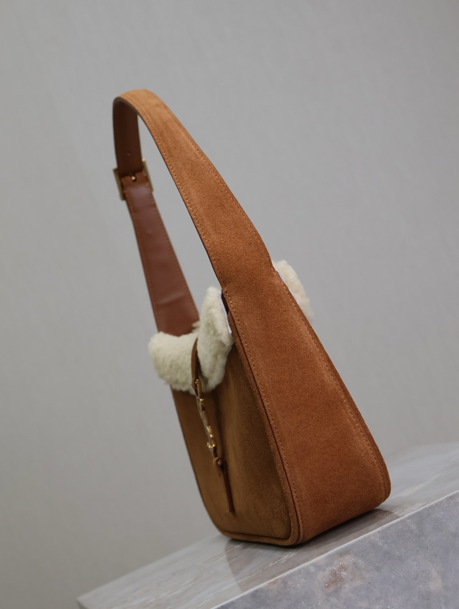 LE 5 À 7 SHOULDER BAG 25 IN BROWNIE SUEDE AND WHITE SHEARLING TRIM mysite