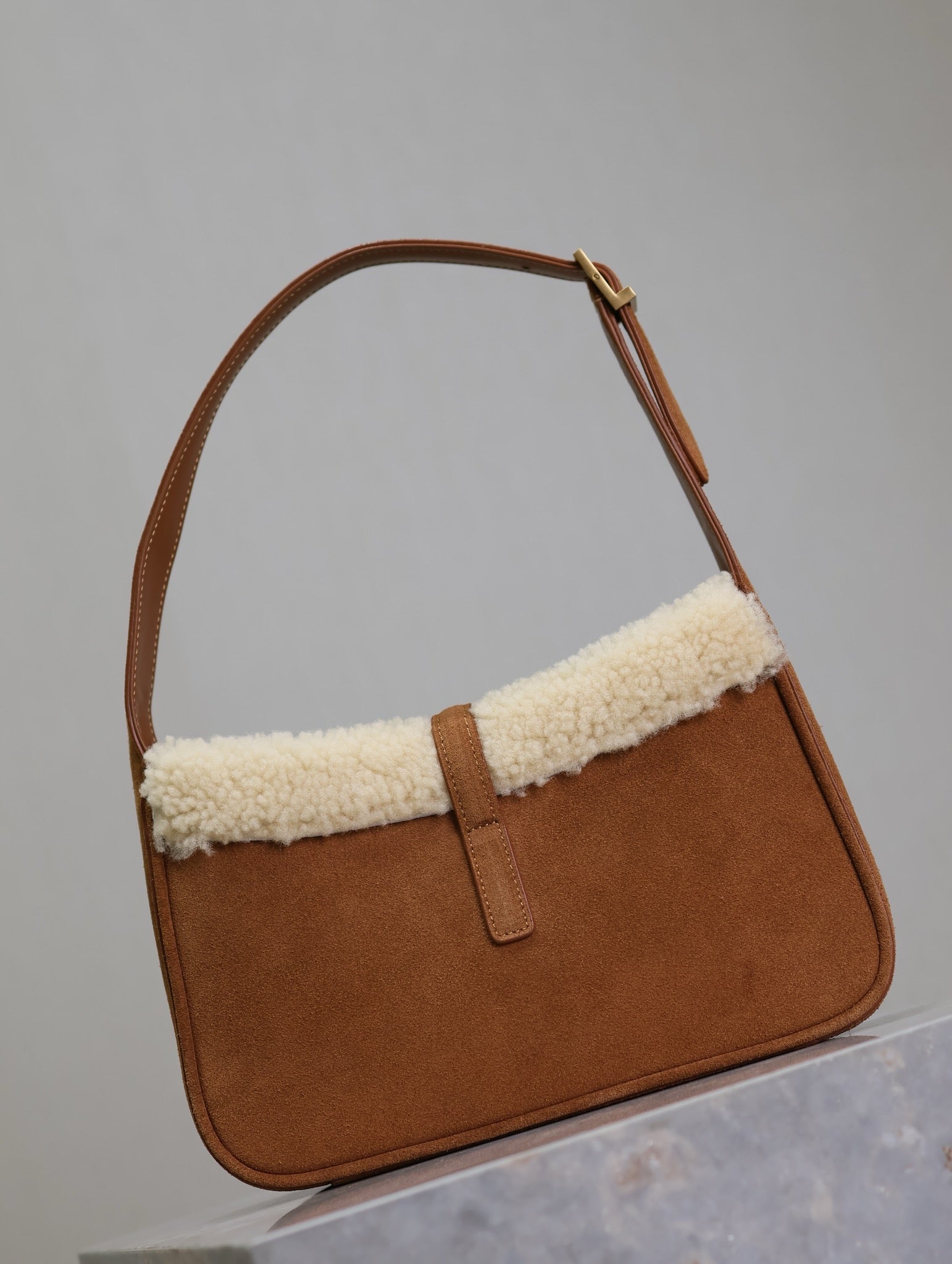 LE 5 À 7 SHOULDER BAG 25 IN BROWNIE SUEDE AND WHITE SHEARLING TRIM mysite