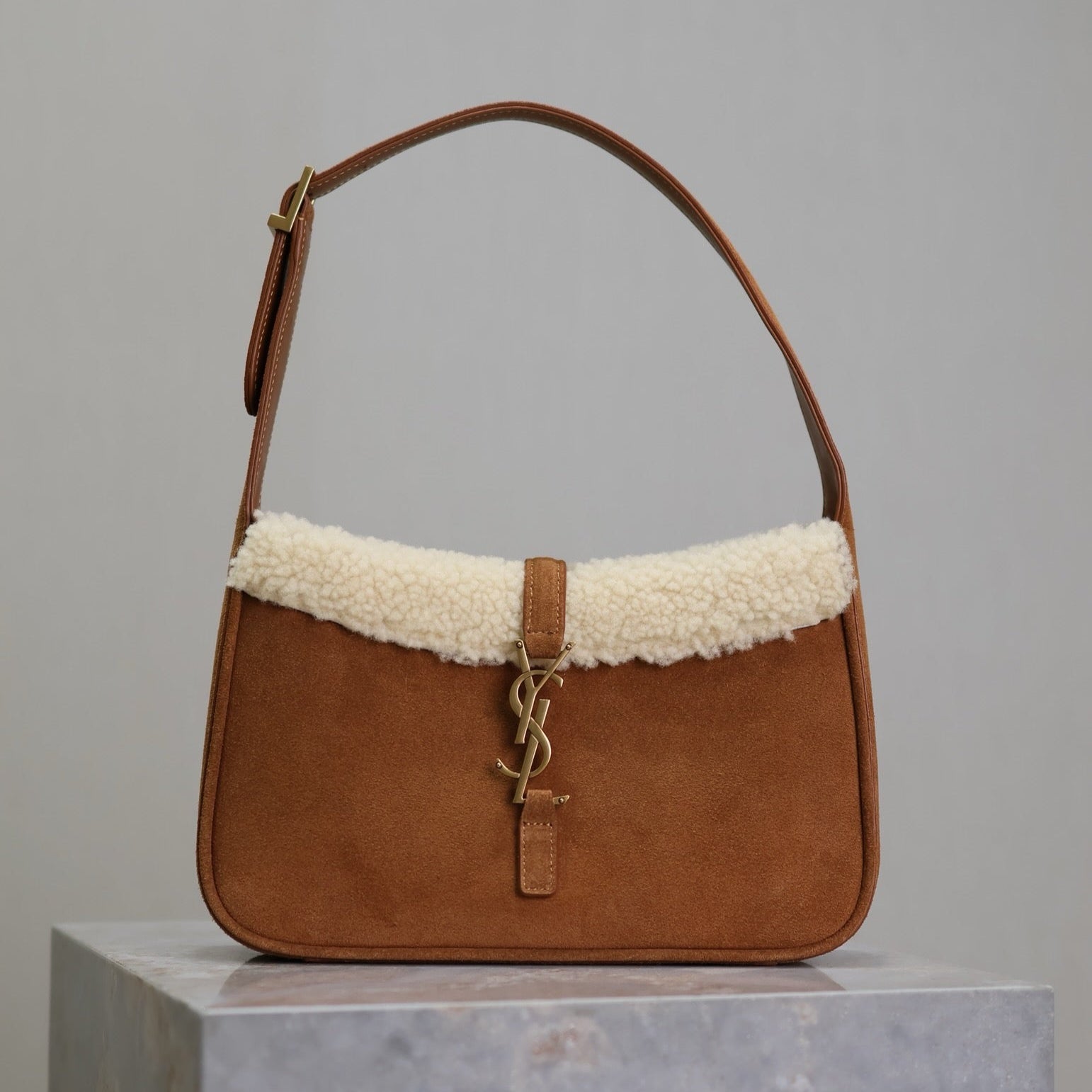 LE 5 À 7 SHOULDER BAG 25 IN BROWNIE SUEDE AND WHITE SHEARLING TRIM mysite