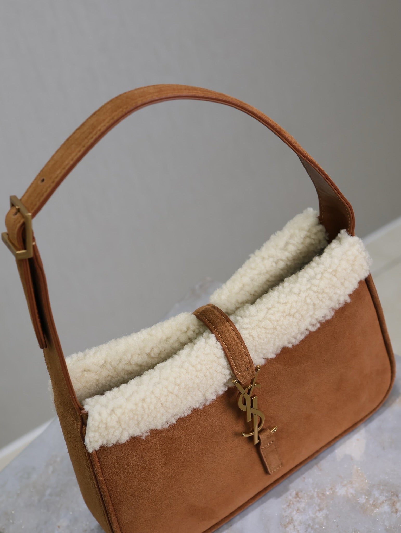 LE 5 À 7 SHOULDER BAG 25 IN BROWNIE SUEDE AND WHITE SHEARLING TRIM mysite