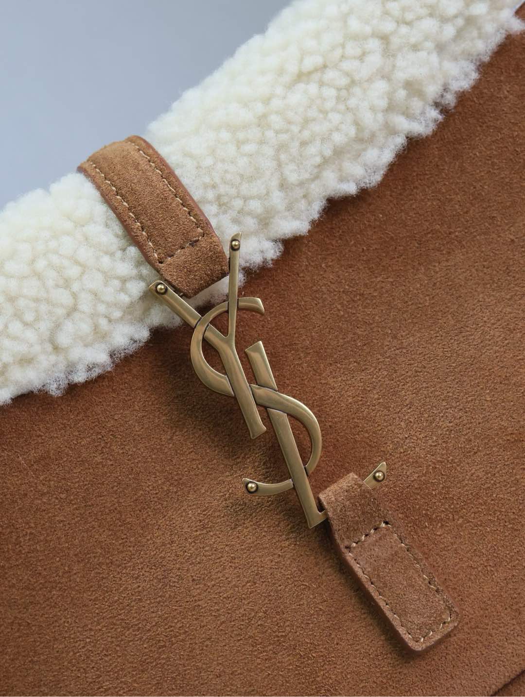 LE 5 À 7 SHOULDER BAG 25 IN BROWNIE SUEDE AND WHITE SHEARLING TRIM mysite