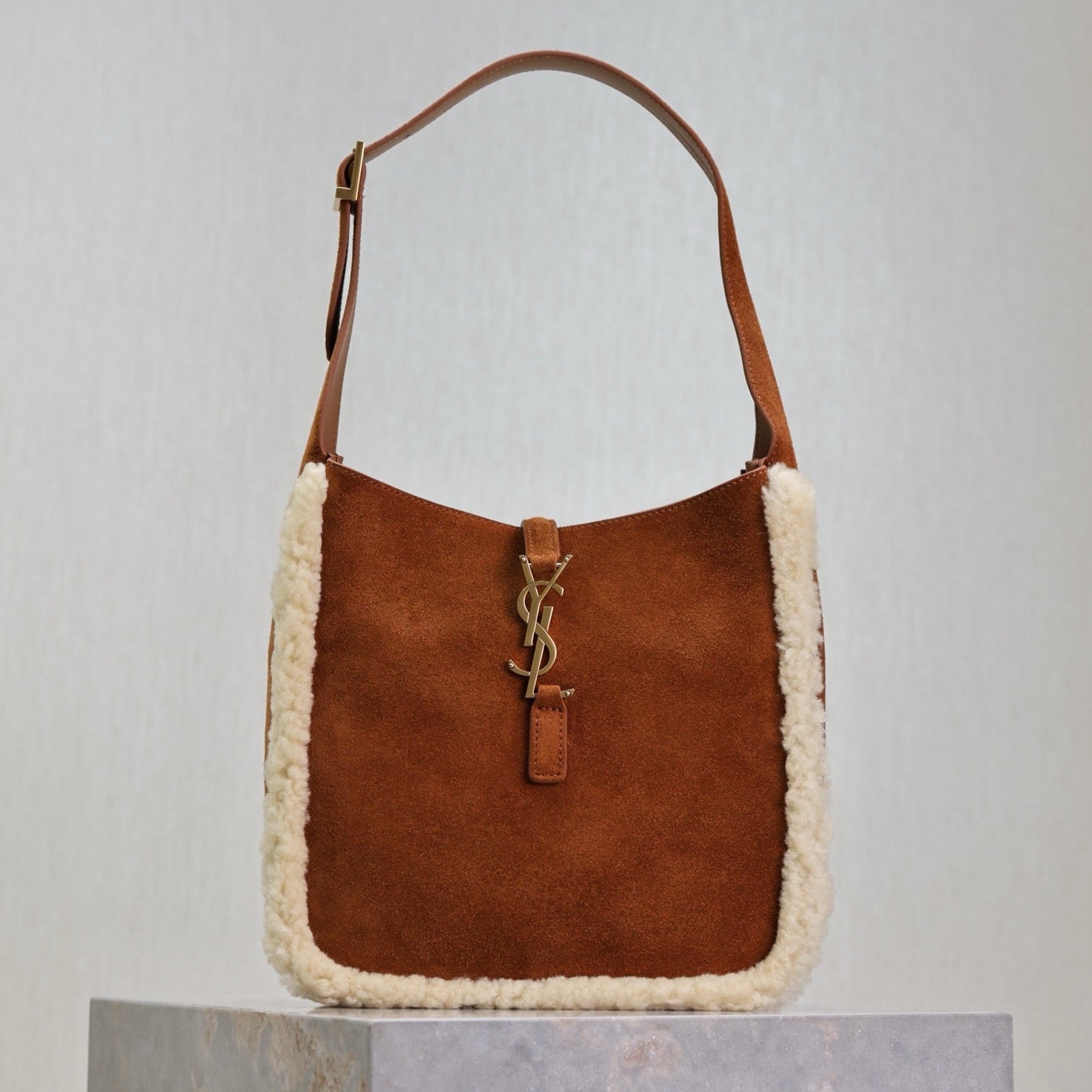 LE 5 À 7 SMALL SUPPLE 23 IN AMBER ORANGE SUEDE AND WHITE LAMB FUR TRIM mysite