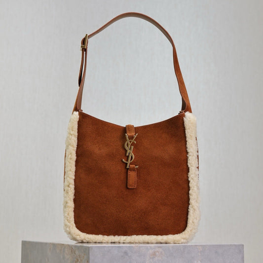 LE 5 À 7 SMALL SUPPLE 23 IN AMBER ORANGE SUEDE AND WHITE LAMB FUR TRIM mysite