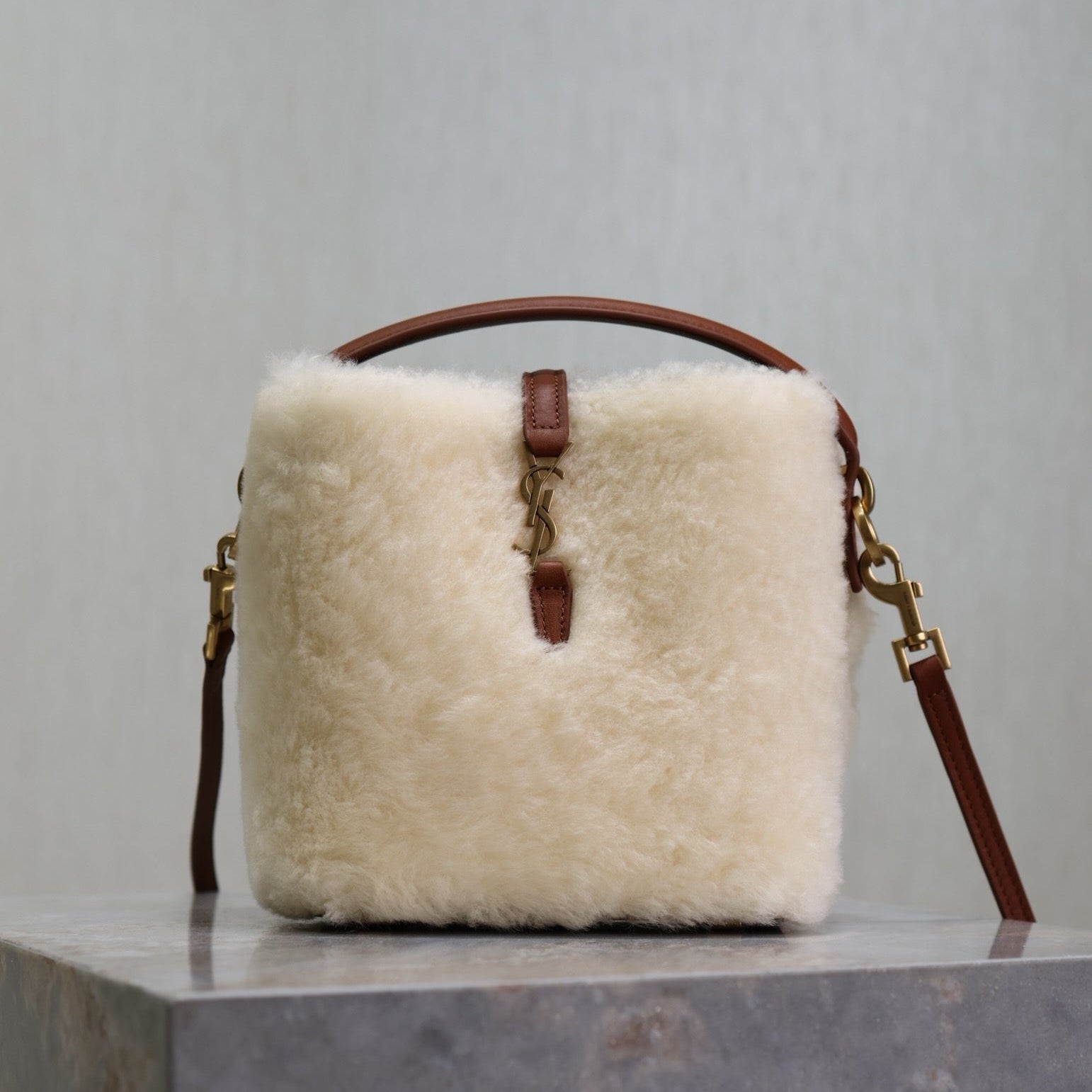 LE 37 MINI BUCKET BAG 15 IN CREAM SHEARLING AND BROWN LEATHER TRIM mysite