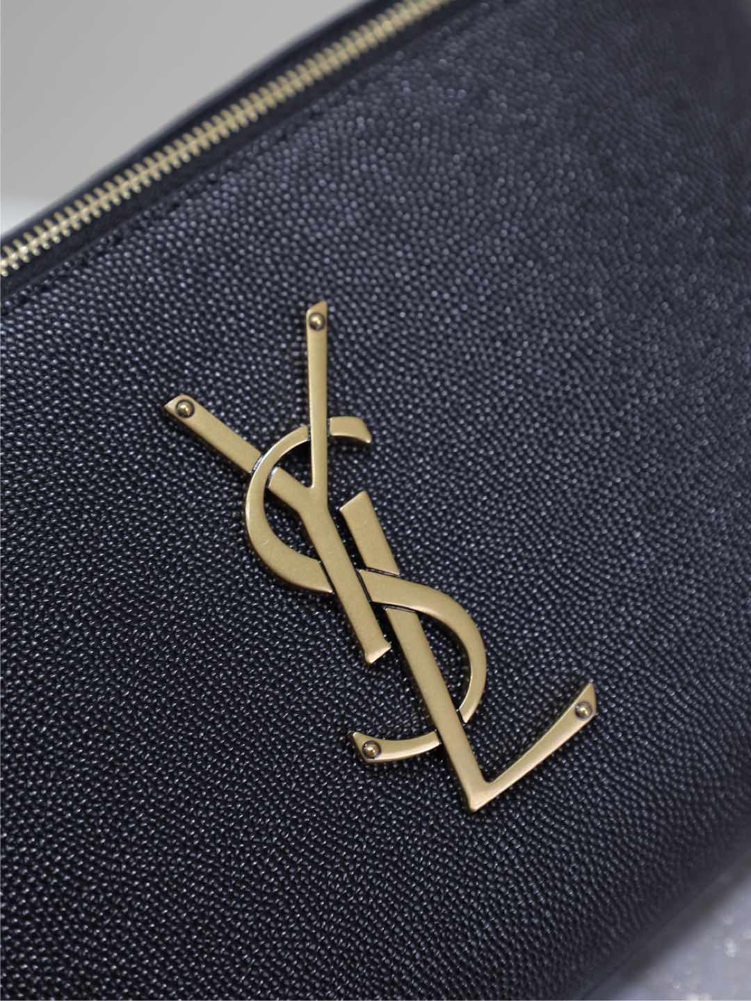 CLASSIC CROSSBODY BAG 25 IN BLACK CAVIAR LEATHER GOLD LOGO mysite