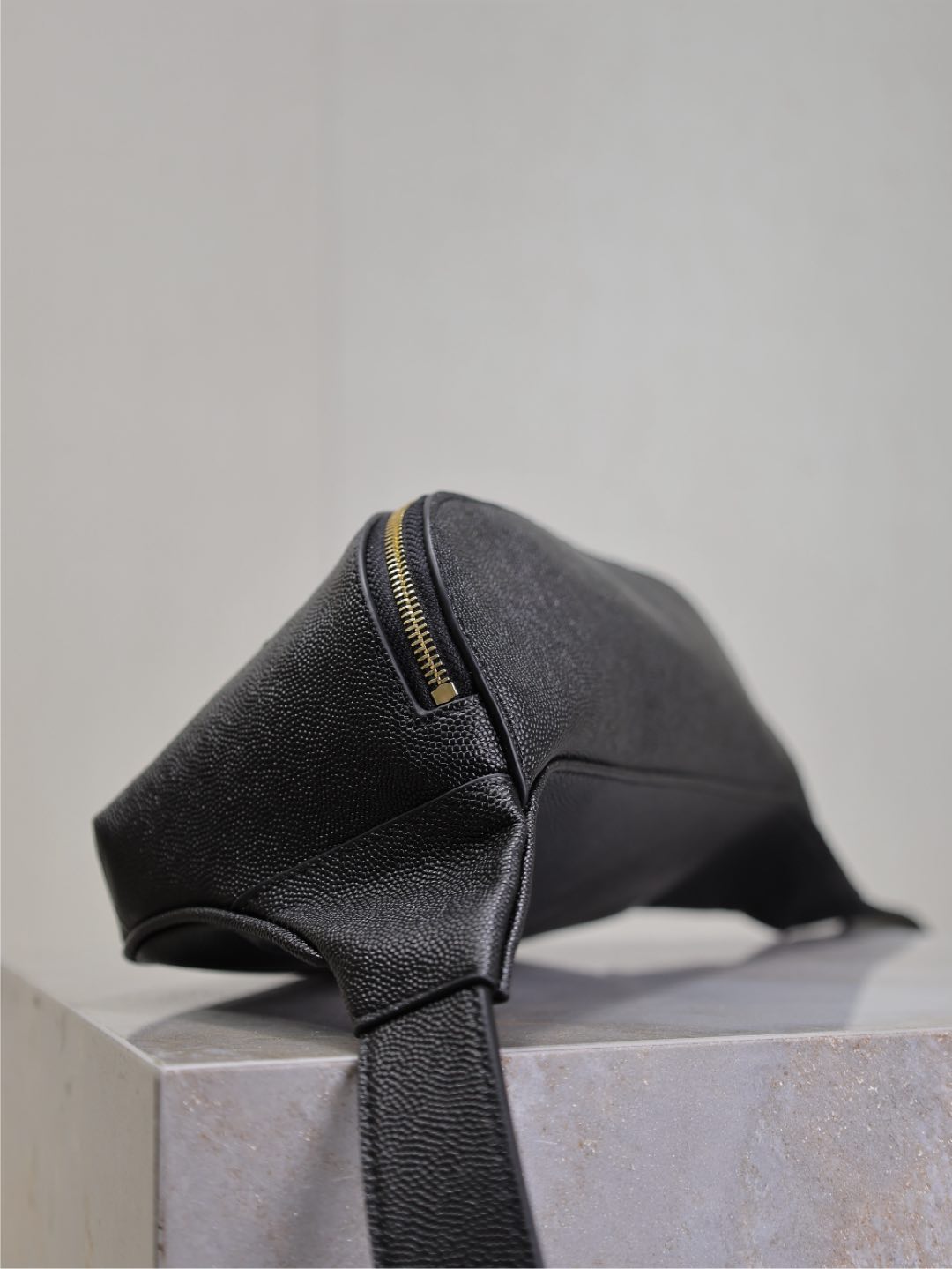 CLASSIC CROSSBODY BAG 25 IN BLACK CAVIAR LEATHER GOLD LOGO mysite