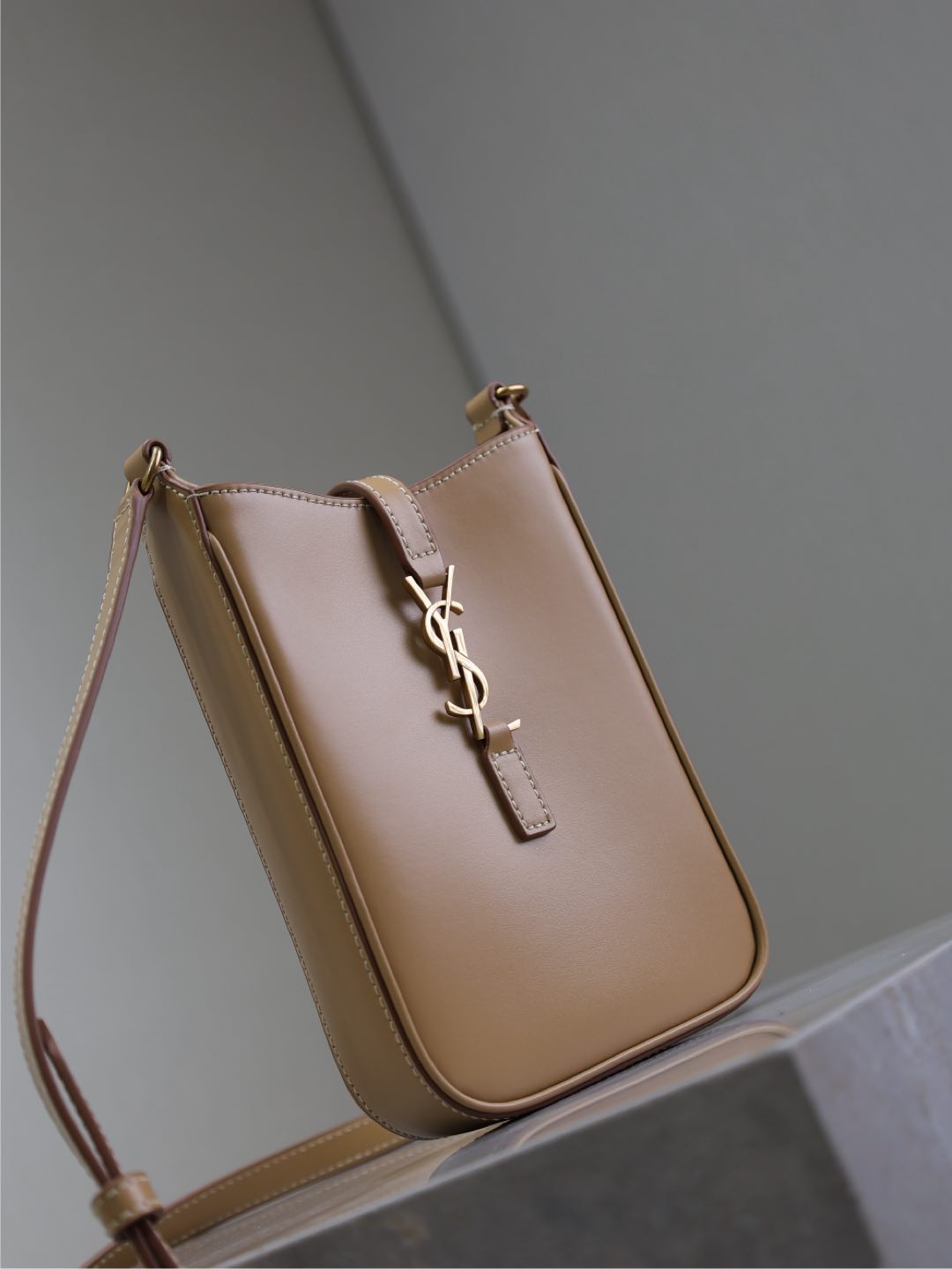 LE 5 À 7 PHONE BAG 18 IN CIDER BROWN CALFSKIN mysite