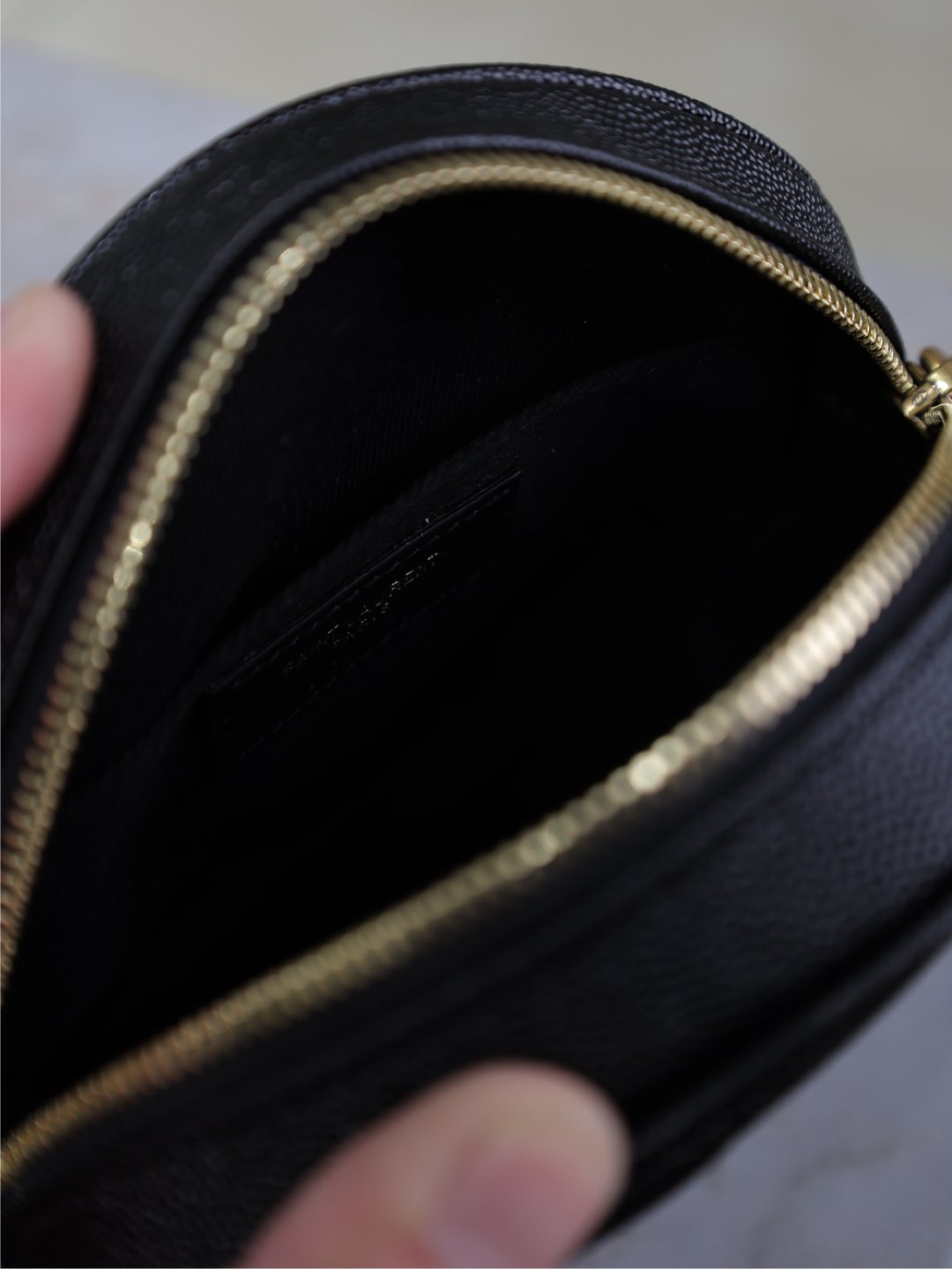 VINYLE SMALL ROUND BAG 17 IN BLACK CAVIAR LEATHER GOLD HARDWARE mysite