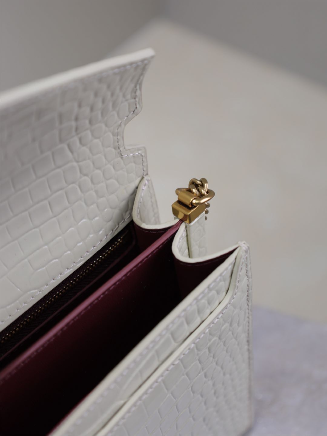 CASSANDRA CHAIN BAG 22 IN WHITE CROCODILE PATTERN CALFSKIN GOLD HARDWARE mysite