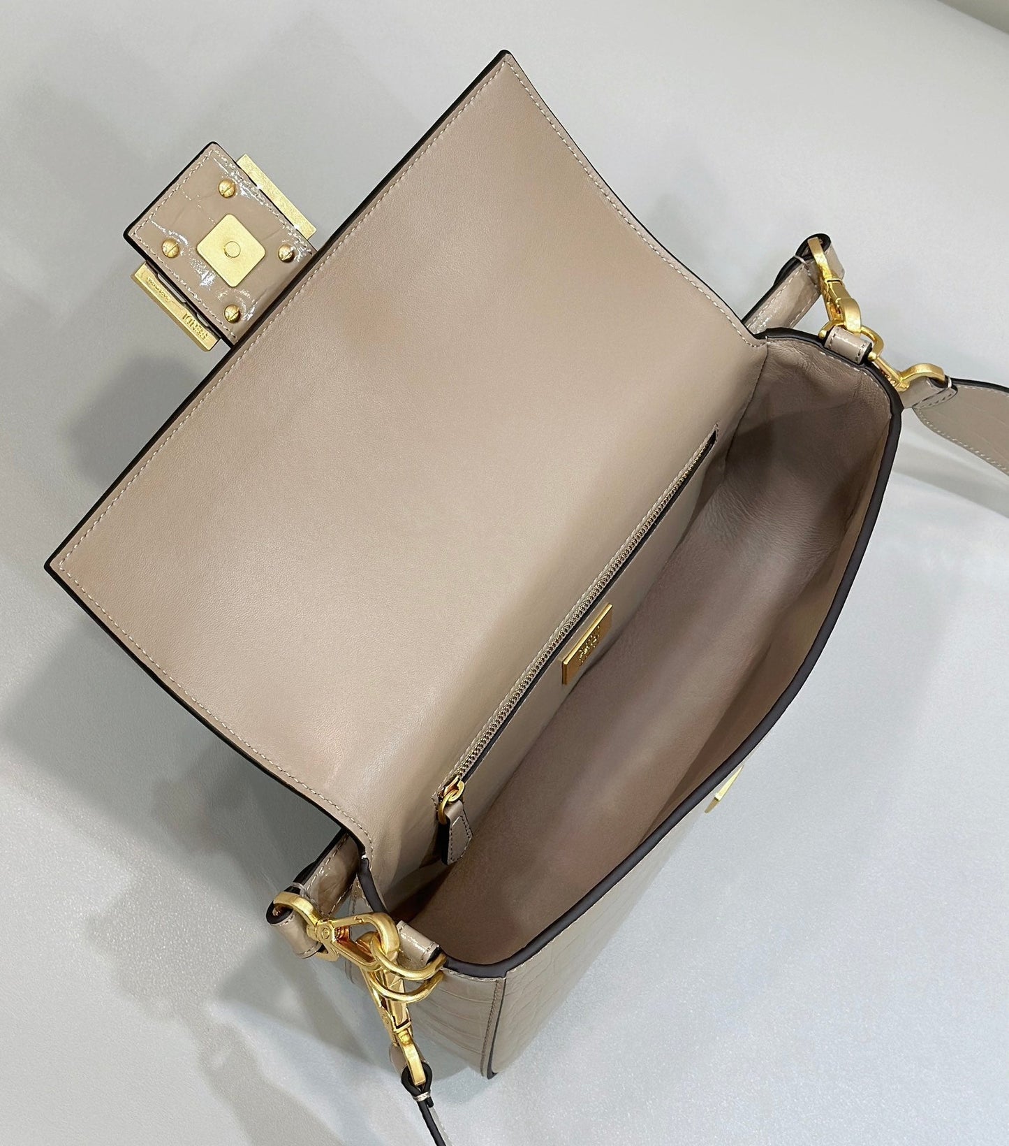 FENDI BAGUETTE 27 BAG IN SAND BEIGE CALFSKIN WITH GOLD HARDWARE mysite
