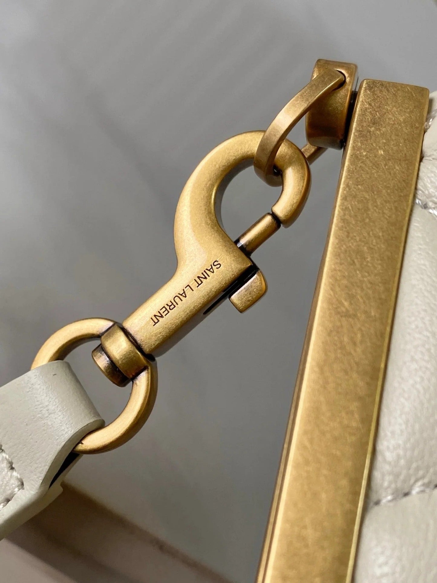 26 WHITE SHEEPSKIN WITH GOLD BUCKLE BAG mysite