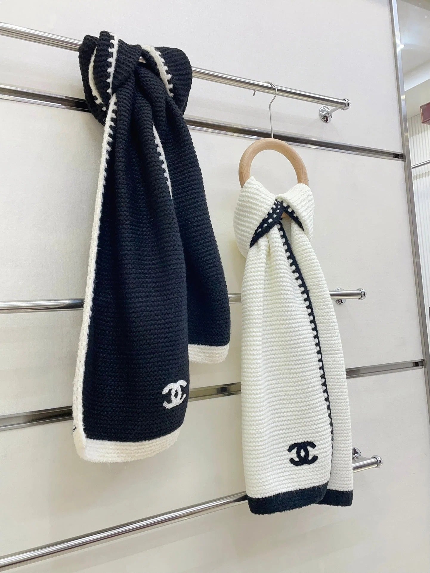 KNIT SCARF 200 CM IN WHITE CASHMERE WITH BLACK LOGO 383911 mysite
