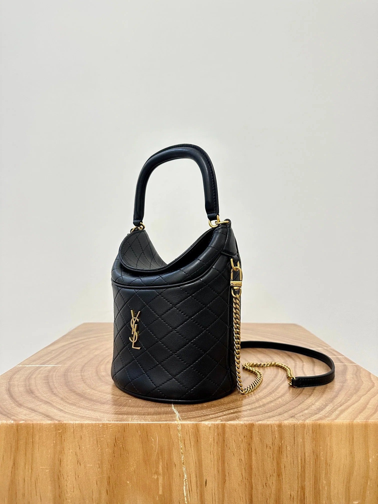 19 FLAP BUCKET BAG BLACK CALFSKIN mysite