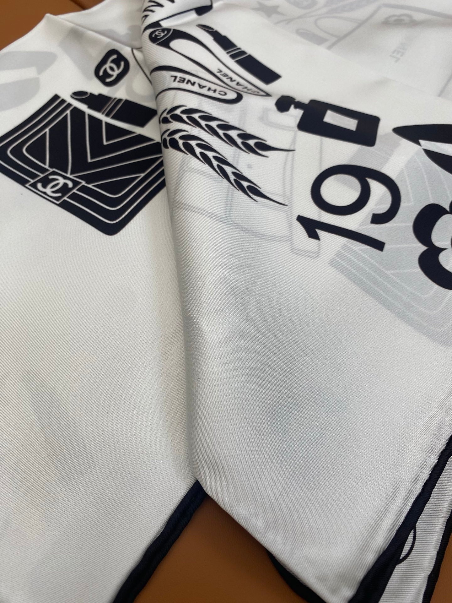 CHANEL 25S SCARF 90 IN SILK 703697 mysite