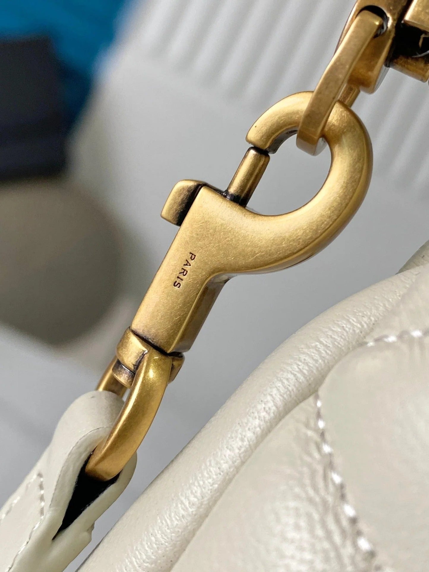 26 WHITE SHEEPSKIN WITH GOLD BUCKLE BAG mysite