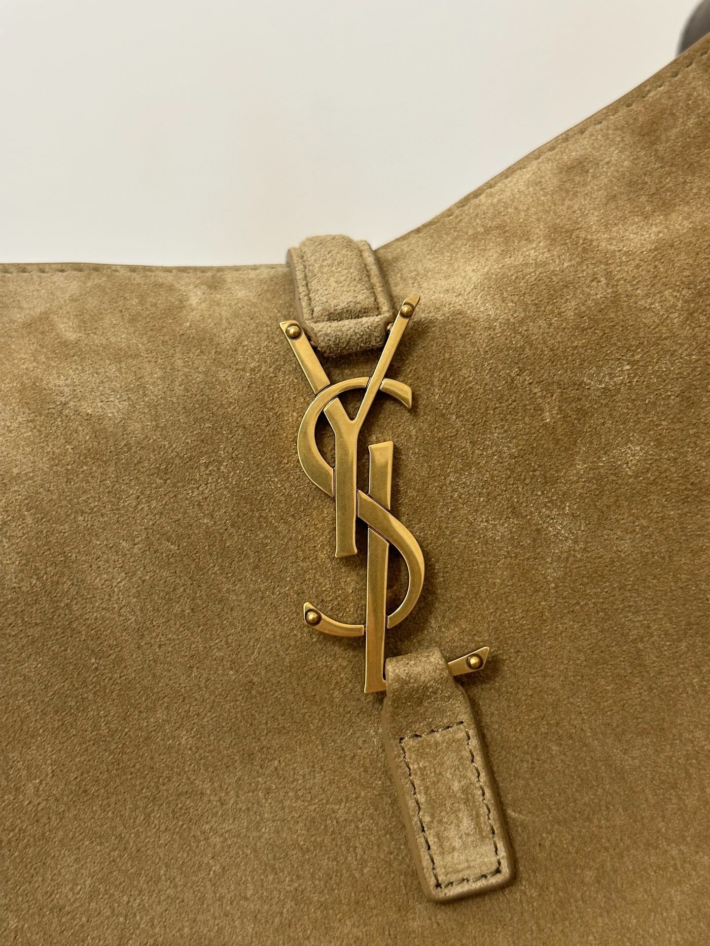 LE 5 À 7 SUPPLE SMALL 22 IN PEANUT BROWN SUEDE mysite