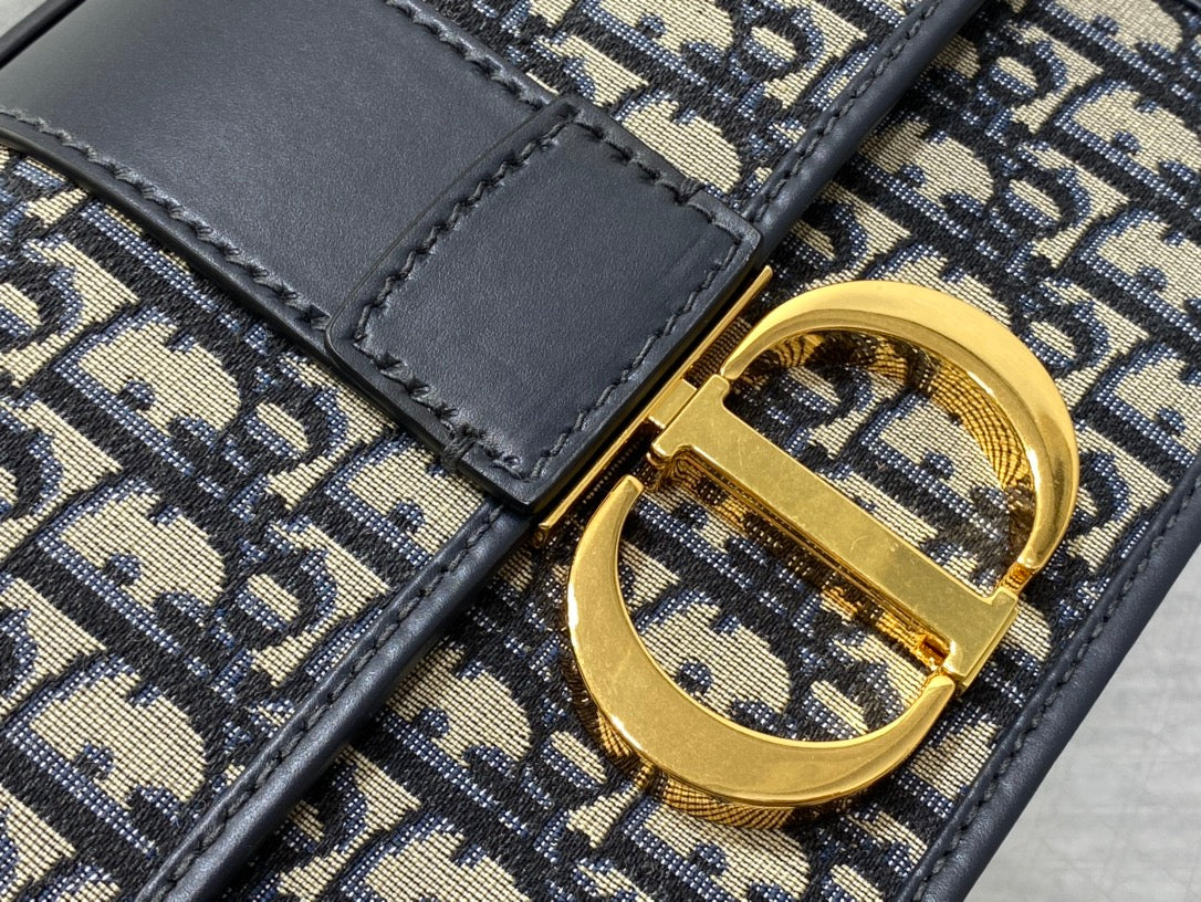 30 MONTAIGNE 24CM BLUE OBLIQUE EMBROIDERY mysite