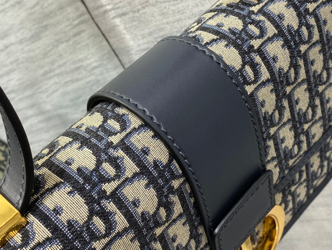 30 MONTAIGNE 24CM BLUE OBLIQUE EMBROIDERY mysite